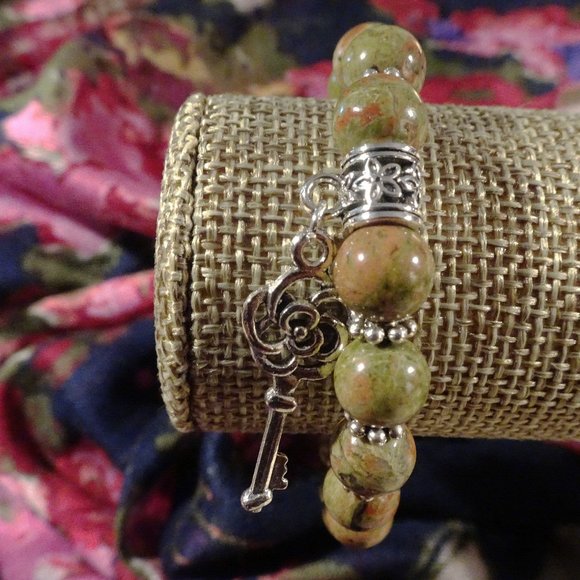 Handmade single-charm stretch bracelets - Picture 7 of 15